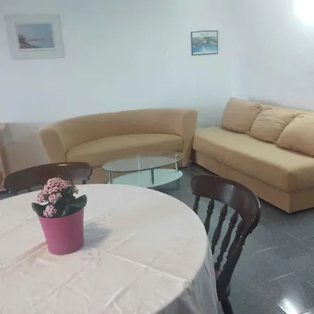 Apartman 12 *